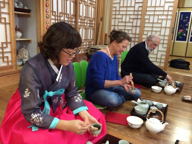 1600663752 hanbok tea ceremony 1