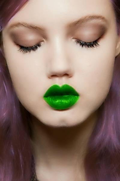 1457442350 green lipstick