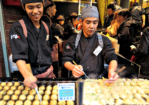 https://image.sistacafe.com/images/uploads/content_image/image/10239/1434342864-osaka-japan-takoyaki-street-food-octopus-balls-namba-dotonbori.png