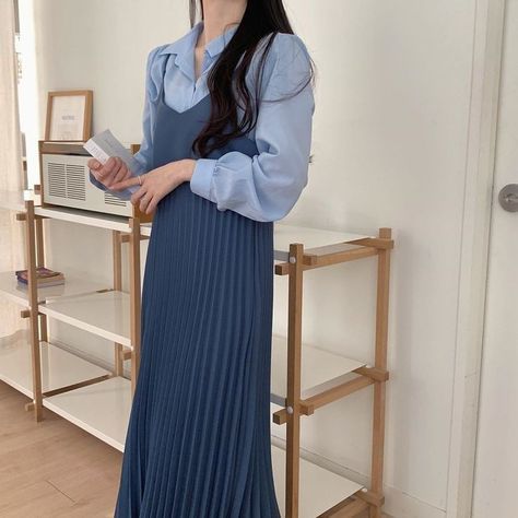 ใส่เดรสอัดพลีททับเสื้อเชิ้ต เพิ่มความเก๋ในวันทำงาน