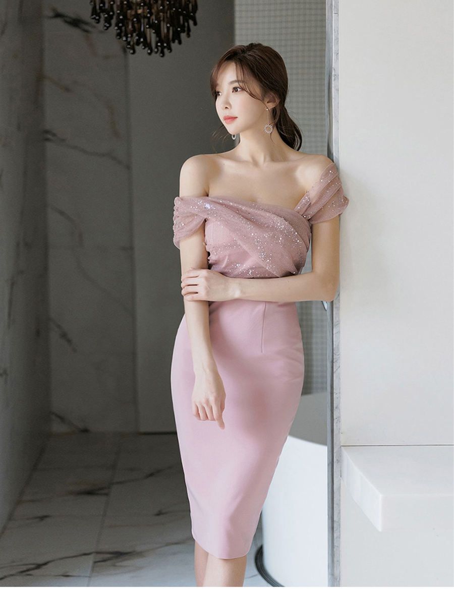 ชุดเดรสเปิดไหล่ออกงานสวยๆ ใส่ง่าย