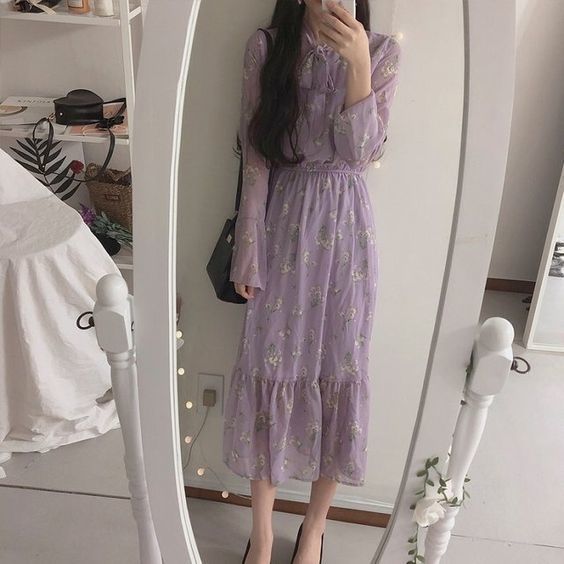 ชุดเดรสเกาหลีแบบยาว เนื้อผ้าชีฟอง สีม่วงอ่อนตัดกับลายดอกไม้สีขาว