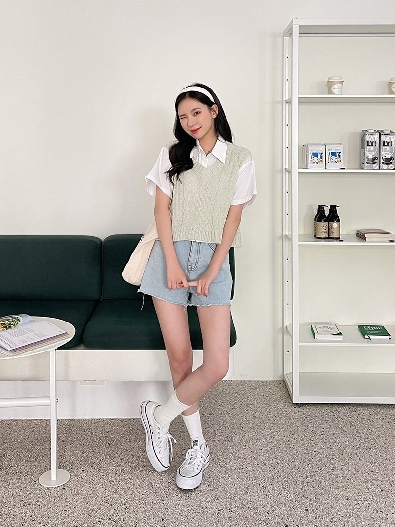ใส่เสื้อกั๊กกับเสื้อเชิ้ตแขนสั้นได้ลุคใสๆ น่ารักๆ