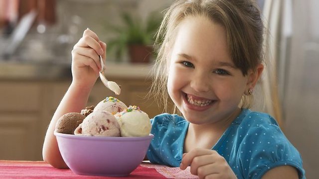 https://image.sistacafe.com/images/uploads/content_image/image/10626/1434449119-209381-girl-eating-ice-cream.jpg