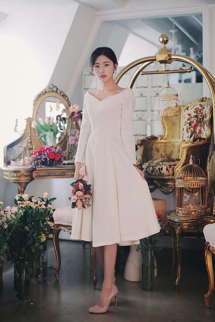 ชุดราตรีเรียบหรูสีขาวออฟไวท์ คอวีลึก แขนยาว สำหรับเจ้าสาวหรือใส่ไปงาน