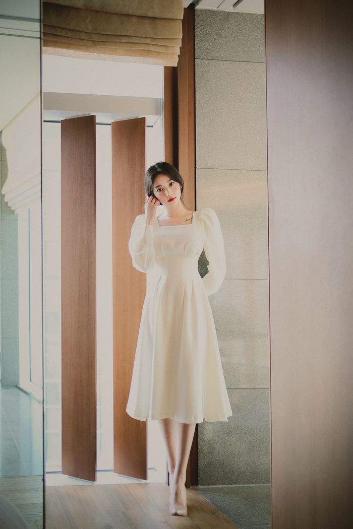 เดรสขาวครีมสไตล์เรียบหรูสำหรับใส่ออกงาน