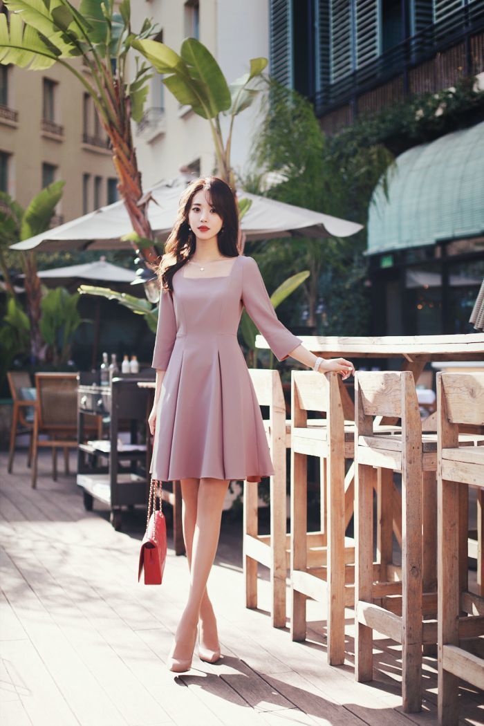 ชุดใส่ไปงานเรียบหรูโทนชมพูกะปิ คอเหลี่ยมกระโปรงจีบใหญ่