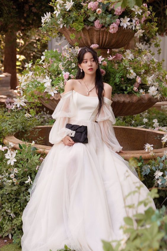 ชุดราตรียาวทรงฟรุ้งฟริ้ง เปิดไหล่ แขนบอลลูน