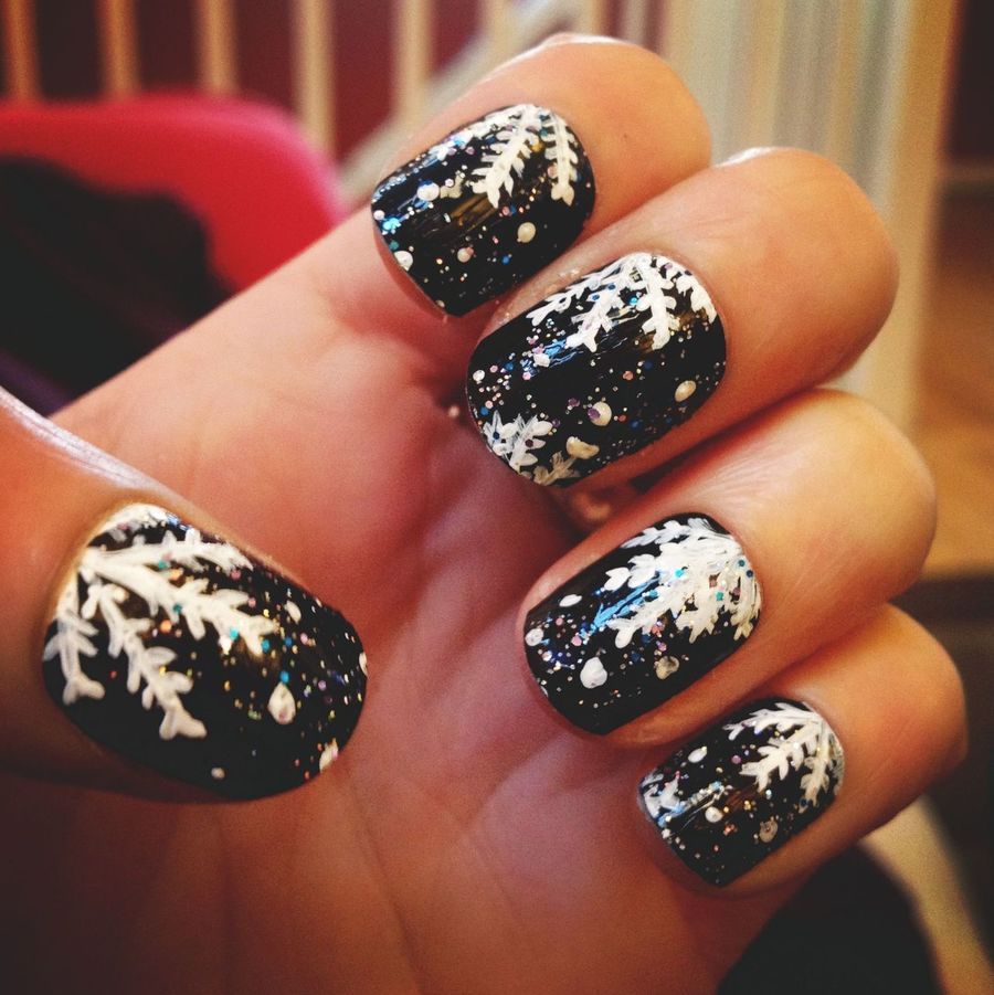 1638138612 general marvelous white snowflake motif in gorgeous black nail art design ideas for christmas and winter nail art with white nail art1
