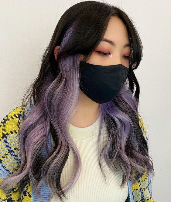 สีผมม่วงตัดกับผมดำธรรมชาติ