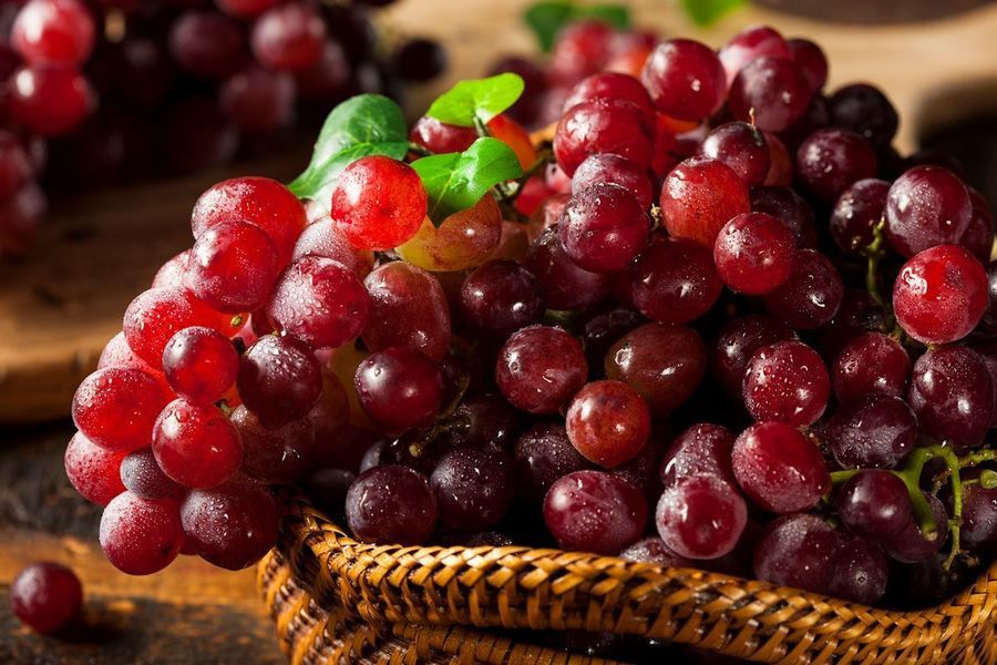 1643590981 organic raw red grapes