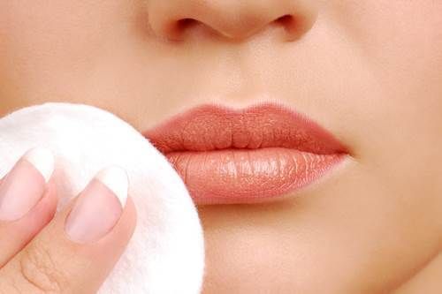 วิธีใช้คลีนซิ่งเช็ดทำความสะอาดริมฝีปาก