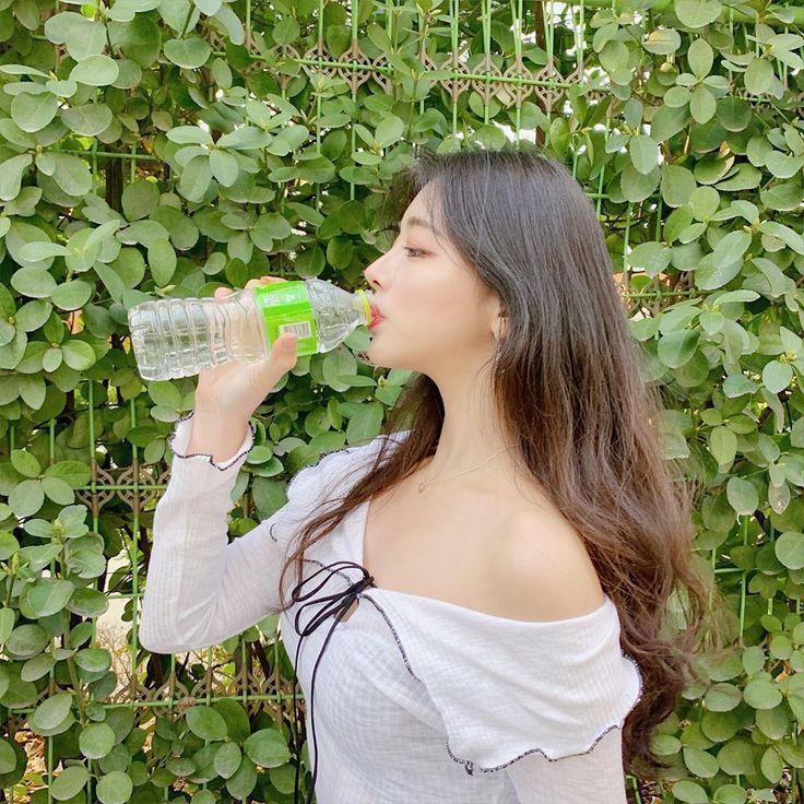 ผู้หญิงดื่มน้ำ