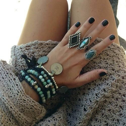 https://image.sistacafe.com/images/uploads/content_image/image/112282/1459654685-rings_bracelet_nails.jpg