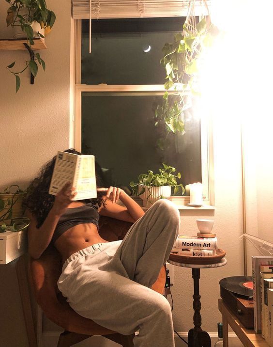 ผู้หญิงกำลังอ่านหนังสือ