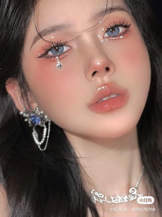 แต่งหน้าติดเพชร