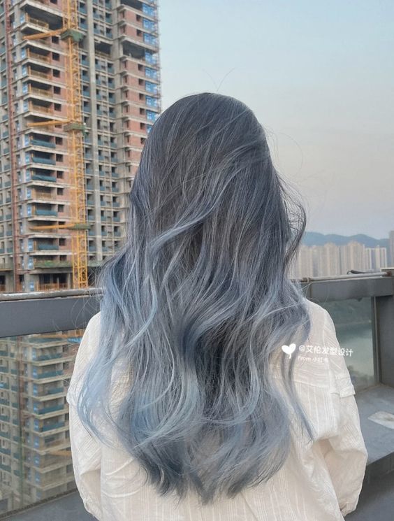 ผมสีฟ้าหม่น