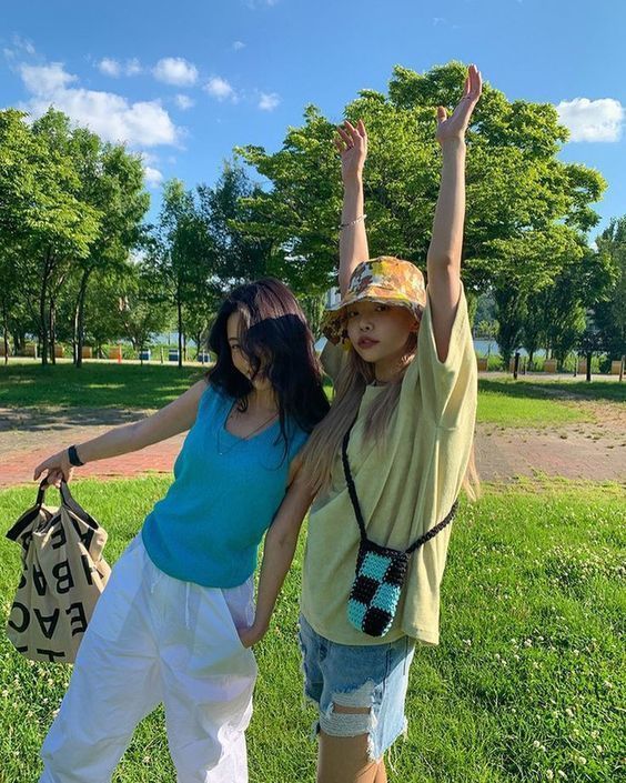ถ่ายรูปคู่กับเพื่อนน่ารักๆ