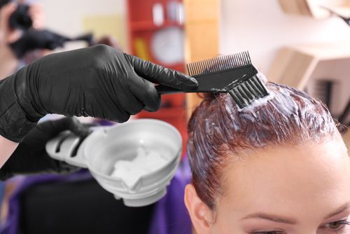1698629309 hair dyeing process at salon