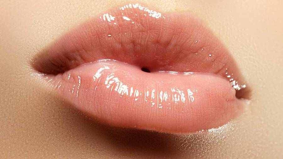 1698633646 loreal paris bmag article how to achieve glassy lips d