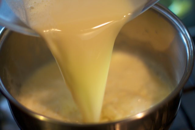 https://image.sistacafe.com/images/uploads/content_image/image/11460/1434679984-Making-the-Custard-Base-1.jpg