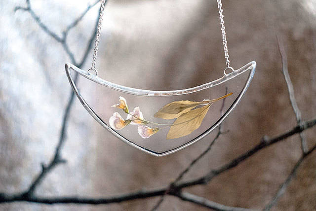 https://image.sistacafe.com/images/uploads/content_image/image/115759/1460180610-pressed-flower-leaf-jewelry-stained-glass-wwheart-7.jpg