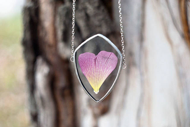 https://image.sistacafe.com/images/uploads/content_image/image/115763/1460180805-pressed-flower-leaf-jewelry-stained-glass-wwheart-17.jpg