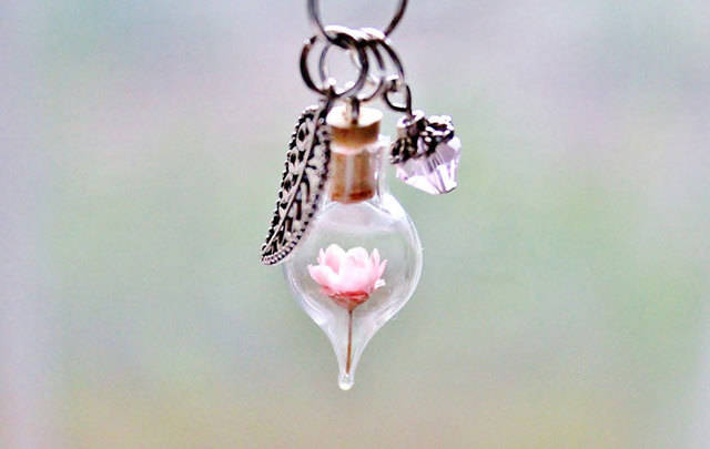 https://image.sistacafe.com/images/uploads/content_image/image/115771/1460182885-terrarium-necklaces-flower-jewelry-teenytinyplanet-7.jpg