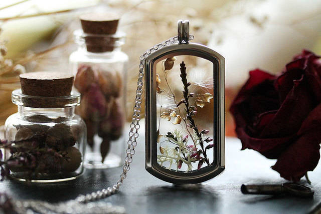 https://image.sistacafe.com/images/uploads/content_image/image/115794/1460183299-terrarium-jewelry-microcosm-ruby-robin-boutique-27.jpg