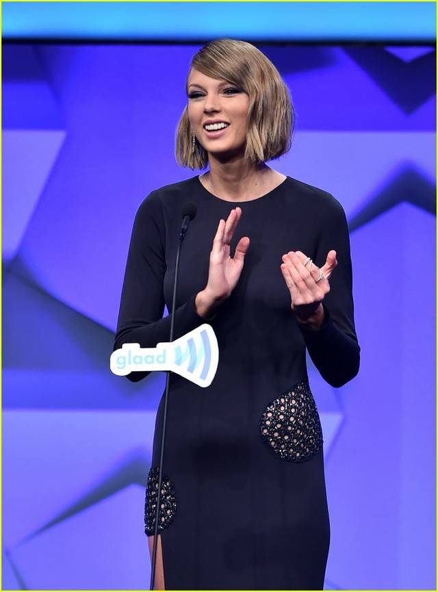 1460457598 taylor swift presents to ruby rose glaad 20