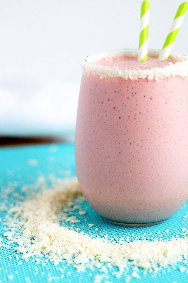 https://image.sistacafe.com/images/uploads/content_image/image/121709/1461237128-strawberry-coconut-protein-smoothie-3.jpg
