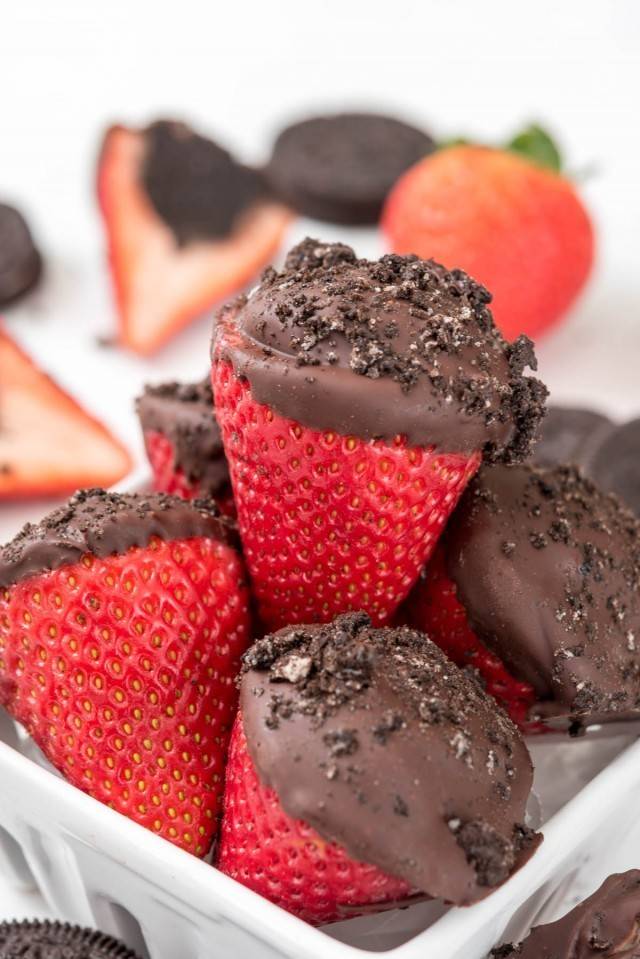 https://image.sistacafe.com/images/uploads/content_image/image/122061/1461299299-Oreo-Truffle-Dipped-Strawberries-7-of-8-640x959.jpg