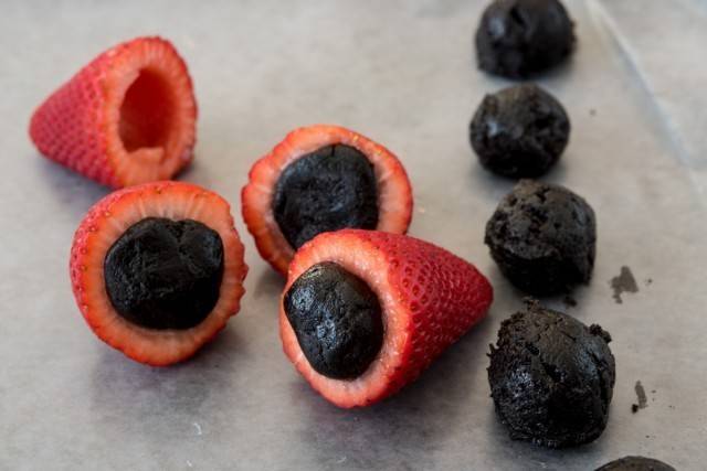 https://image.sistacafe.com/images/uploads/content_image/image/122103/1461301580-Oreo-Truffle-Dipped-Strawberries-2-of-8-640x427.jpg