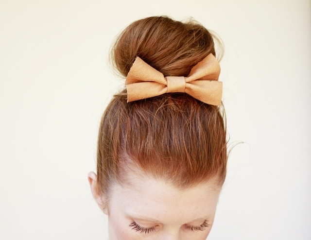 https://image.sistacafe.com/images/uploads/content_image/image/12431/1435075884-37-Bow-Hairstyles-for-Christmas-12.jpg