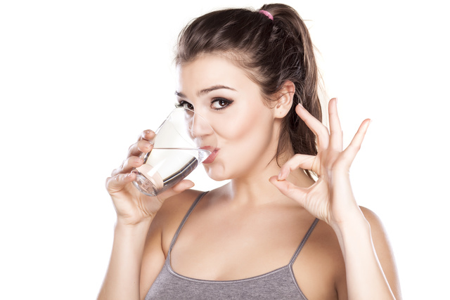 https://image.sistacafe.com/images/uploads/content_image/image/12649/1435134663-Women-drinking-water.jpg