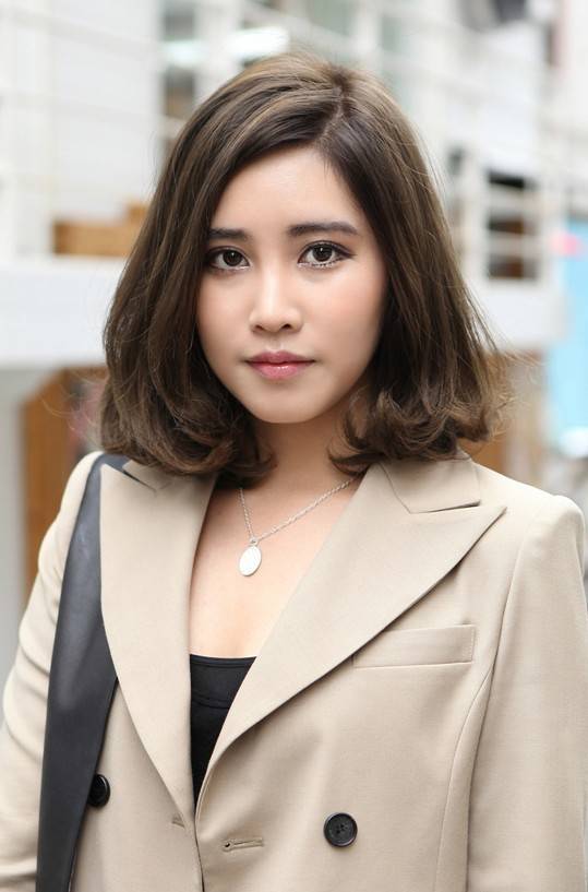 1462178717 popular short wavy hairstyle for office female