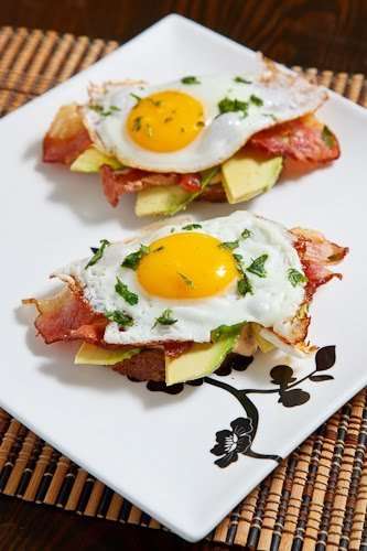 https://image.sistacafe.com/images/uploads/content_image/image/12879/1435201726-Poached_Egg_on_Toast_with_Chipotle_Mayonnaise__Bacon_and_Avocado_500_2459.jpg