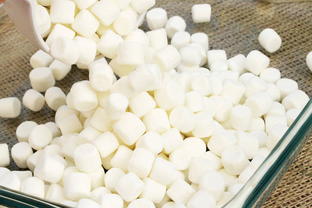 https://image.sistacafe.com/images/uploads/content_image/image/128886/1462696040-8-add-marshmallows-in-bowl.jpg