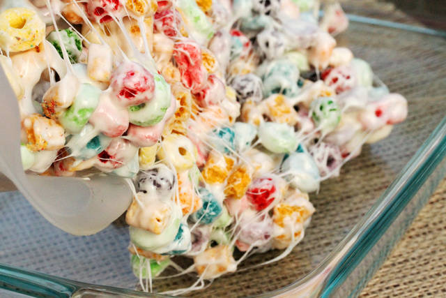 https://image.sistacafe.com/images/uploads/content_image/image/128890/1462696397-15-add-marshmallow-and-cereal.jpg