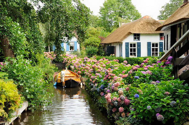 1462842155 water village no roads canals giethoorn netherlands 9