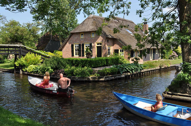 https://image.sistacafe.com/images/uploads/content_image/image/129457/1462842220-water-village-no-roads-canals-giethoorn-netherlands-3.jpg
