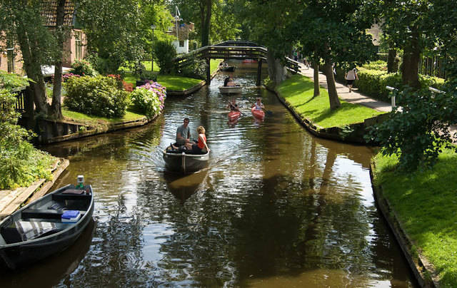 1462842587 water village no roads canals giethoorn netherlands 6