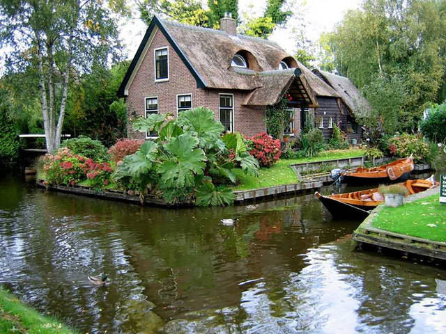 1462842728 water village no roads canals giethoorn netherlands 8