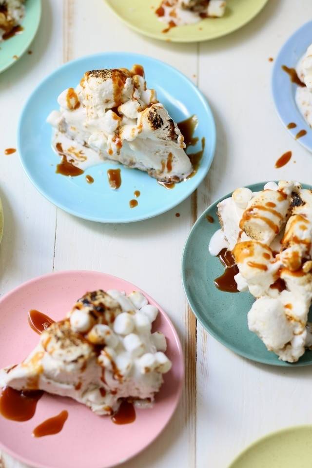 https://image.sistacafe.com/images/uploads/content_image/image/129686/1462865072-Toasted-Marshmallow-Ice-Cream-cake-with-Salted-Caramel-9-e1439354119567.jpg