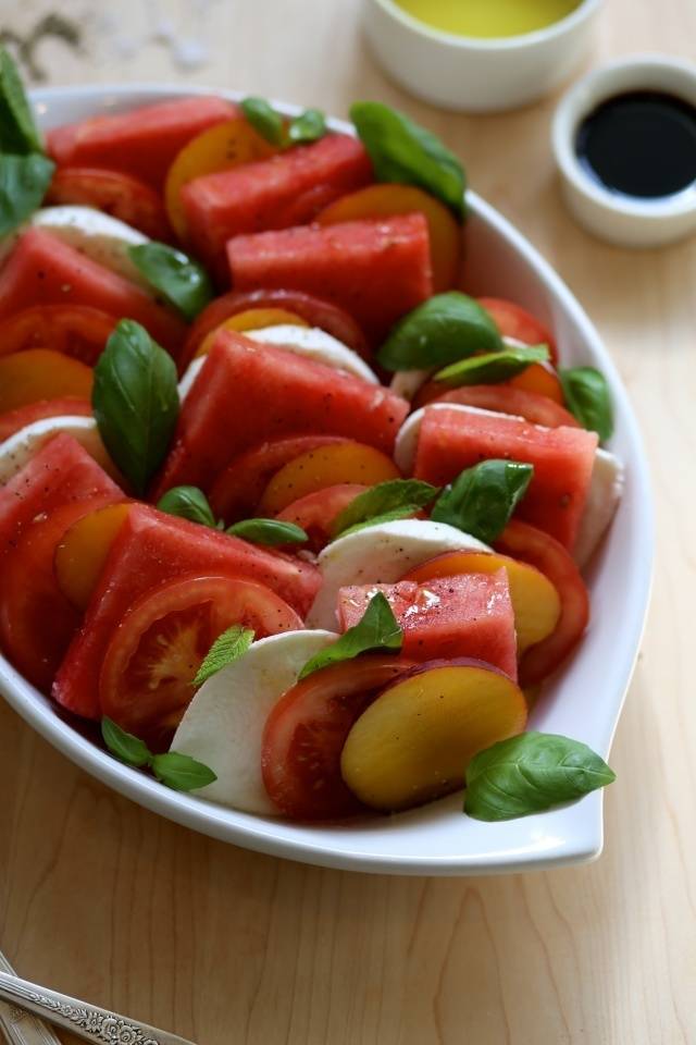 https://image.sistacafe.com/images/uploads/content_image/image/130299/1462965518-Watermelon-Peach-Caprese-Salad-7-e1433123760257.jpg