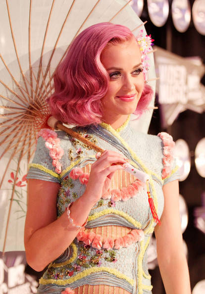 https://image.sistacafe.com/images/uploads/content_image/image/132043/1463285144-katy-perry-vintage-hair-6.jpg
