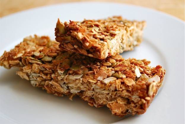 https://image.sistacafe.com/images/uploads/content_image/image/133381/1463545321-ginger-granola-bars-4-624x418.jpg
