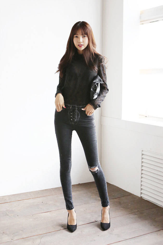 https://image.sistacafe.com/images/uploads/content_image/image/134309/1463685697-High-Waist-Eyelet--Fray-Jean-03.jpg