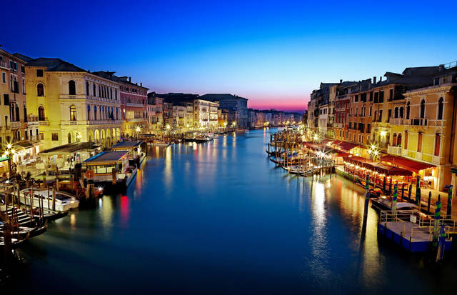 https://image.sistacafe.com/images/uploads/content_image/image/134440/1463716256-Venice-Italy-at-Night-Photography.jpg