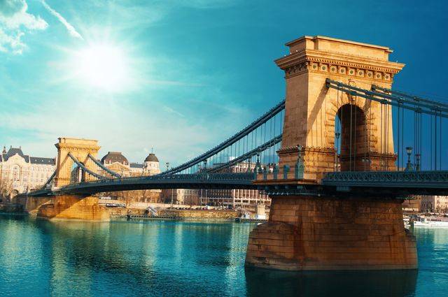 https://image.sistacafe.com/images/uploads/content_image/image/134451/1463716787-Budapest-Hungary-Chain-Bridge.jpg